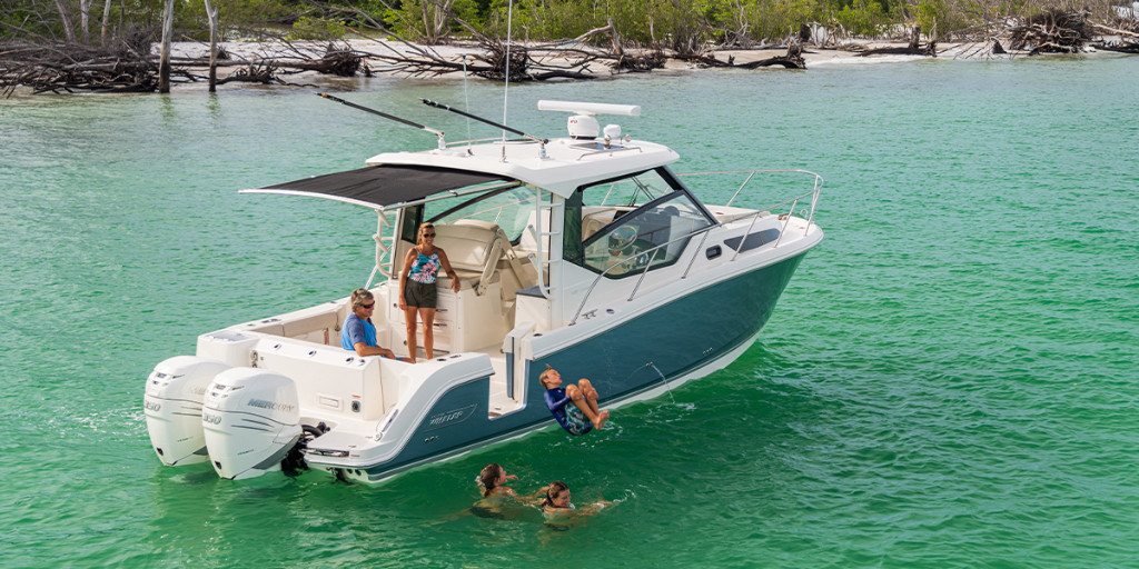 Boston_Whaler's tweet photo. Whether you’re dragging a huge catch onto the deck or practicing your cannonball, the starboard side dive door on the #345Conquest lets you access the water on your own terms. https://t.co/OU9oHoYd7D #whalermodelmonday https://t.co/G1rkUkmUni