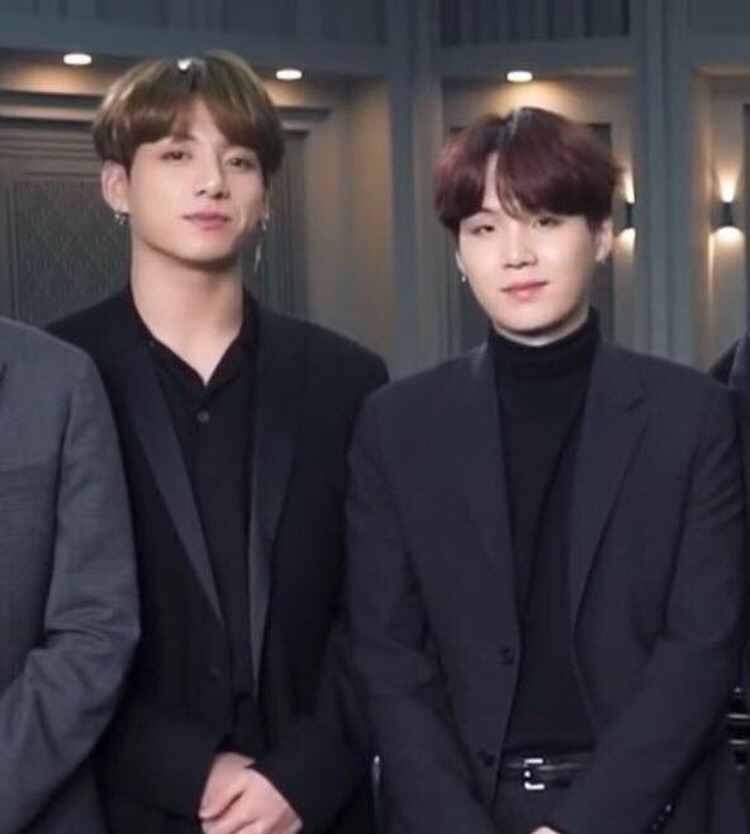 jhoprs's tweet photo. o 💔 yoongi 💔 sempre 💔 foi 💔 menor 💔 que 💔 o 💔 jungkook https://t.co/i5lZLEbJcV