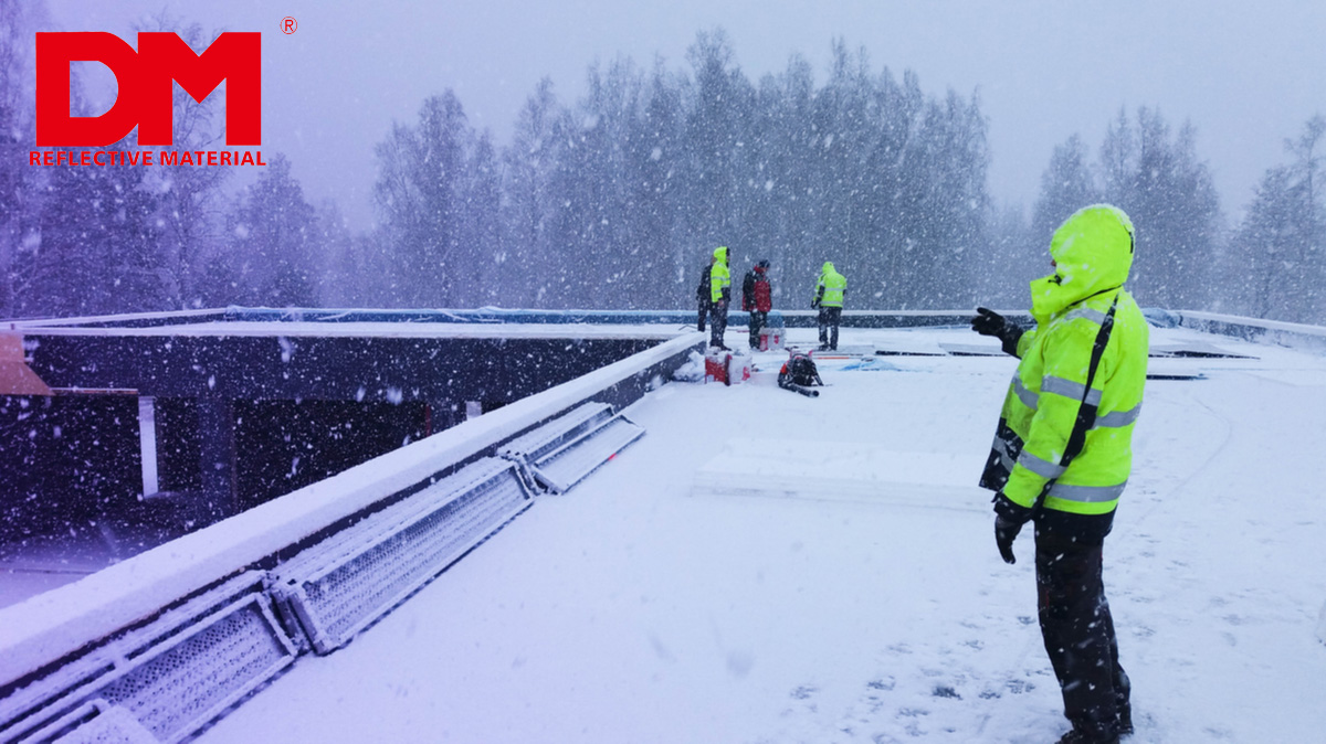 DaomingCo's tweet photo. Winter is a season when field operation workers have to face many difficulties brought by snowstorms. In this case, padded coats with reflective stripes can both keep these hark-working people warm and seen in bad visibility snowstorm environments. https://t.co/BhTfyVwoIE
