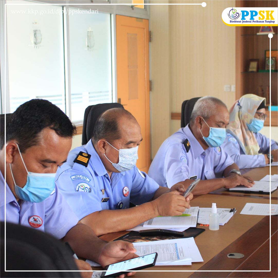 Kepala PPS Kendari Ir. Mansur, MM memimpin rapat evaluasi kegiatan minggu pertama bulan Januari bersama seluruh pejabat sekaligus percepatan pelaksanaan kegiatan di minggu berikutnya, Senin (11/1) bertempat di ruang rapat Kantor PPS Kendari.
<a href="/djpt_kkp/">Direktorat Jenderal Perikanan Tangkap</a> <a href="/InformasiPP/">Dit. Kepelabuhanan Perikanan DJPT</a>