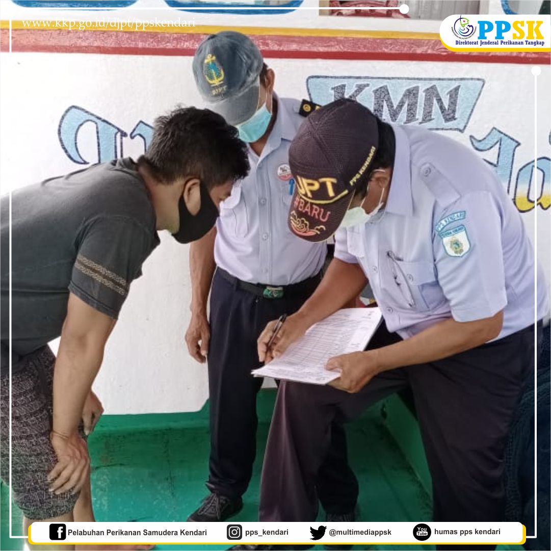 ppskendari1's tweet photo. Sebagai upaya PPS Kendari dalam menjaga keamanan dan keselamatan pelayaran kapal perikanan, pemeriksaan teknis nautis dan radio kapal perikanan selalu dilaksanakan oleh petugas kesyahbandaran PPS Kendari. #KKPRebound 
@djpt_kkp @InformasiPP https://t.co/KUo6j2UfBW