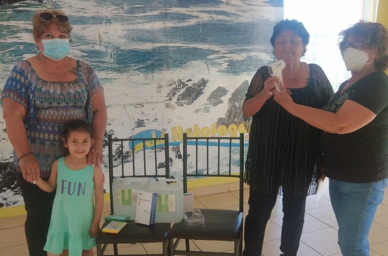 ComunalDe's tweet photo. UNION COMUNAL ENTREGA KIT SANITARIO A JUNTAS DE VECINOS ASOCIADAS. Debido al alza de los casos de Coronavirus en Antofagasta se entregó un kit sanitario para prevenir contagio de dirigentes. Dirigente Marta Rodríguez de la Junta de Vecinos de la población Los Olivos. https://t.co/f5ElnDA0nG