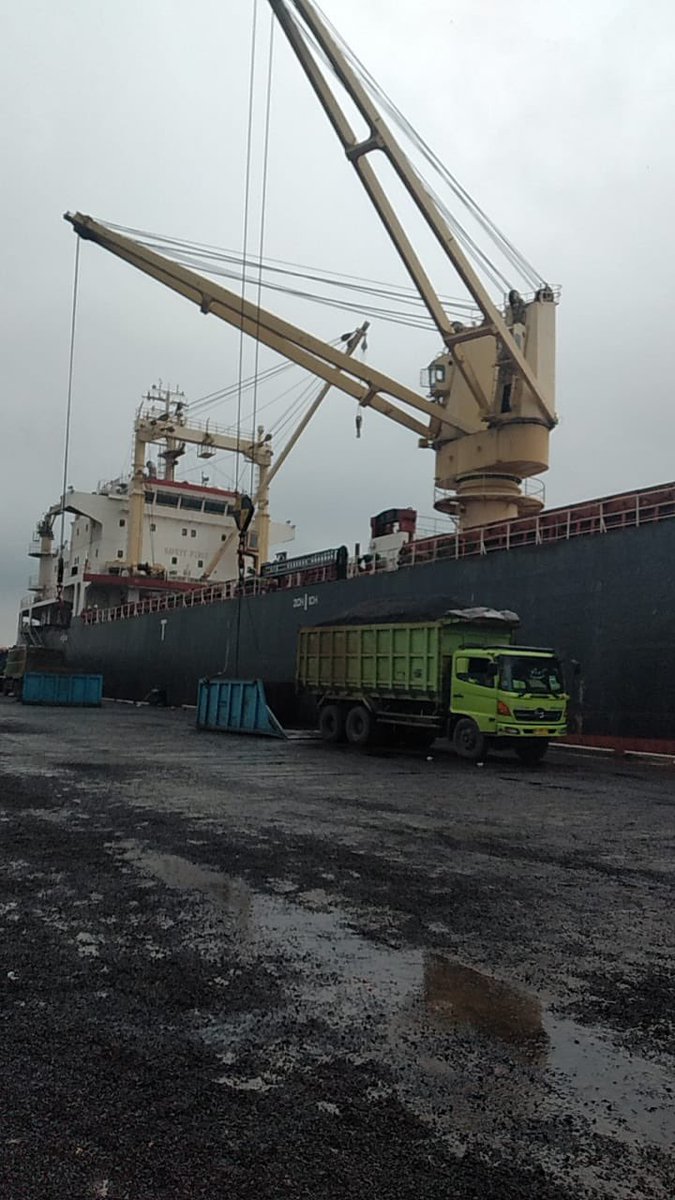 Dave_aritonang's tweet image. Stop loading due to rain (bad weather)
MV. CSC RUI HAI - Loading #palmkernelshell at Dumai Port, Indonesia.

PT. Berkah Permata Samudera (BPS)
Stevedoring Company 
2021.01.12