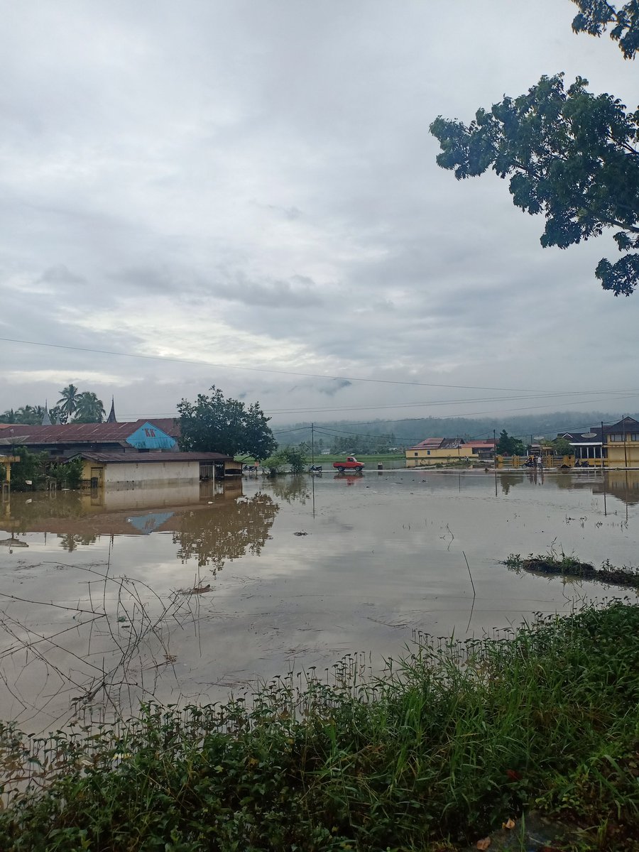 Infokobar_'s tweet photo. Imbas hujan deras dari semalam, sungai batang Lembang tidak kuat menahan debit air hingga meluap
-
Banjir ini menyebabkan beberapa wilayah terdampak di Kotobaru dan Selayo
-
Semoga banjir segera surut
@infoSumbar
-
#infokobar #solok #kotobarusolok #sumbar #banjir https://t.co/ZjJpttq7zW