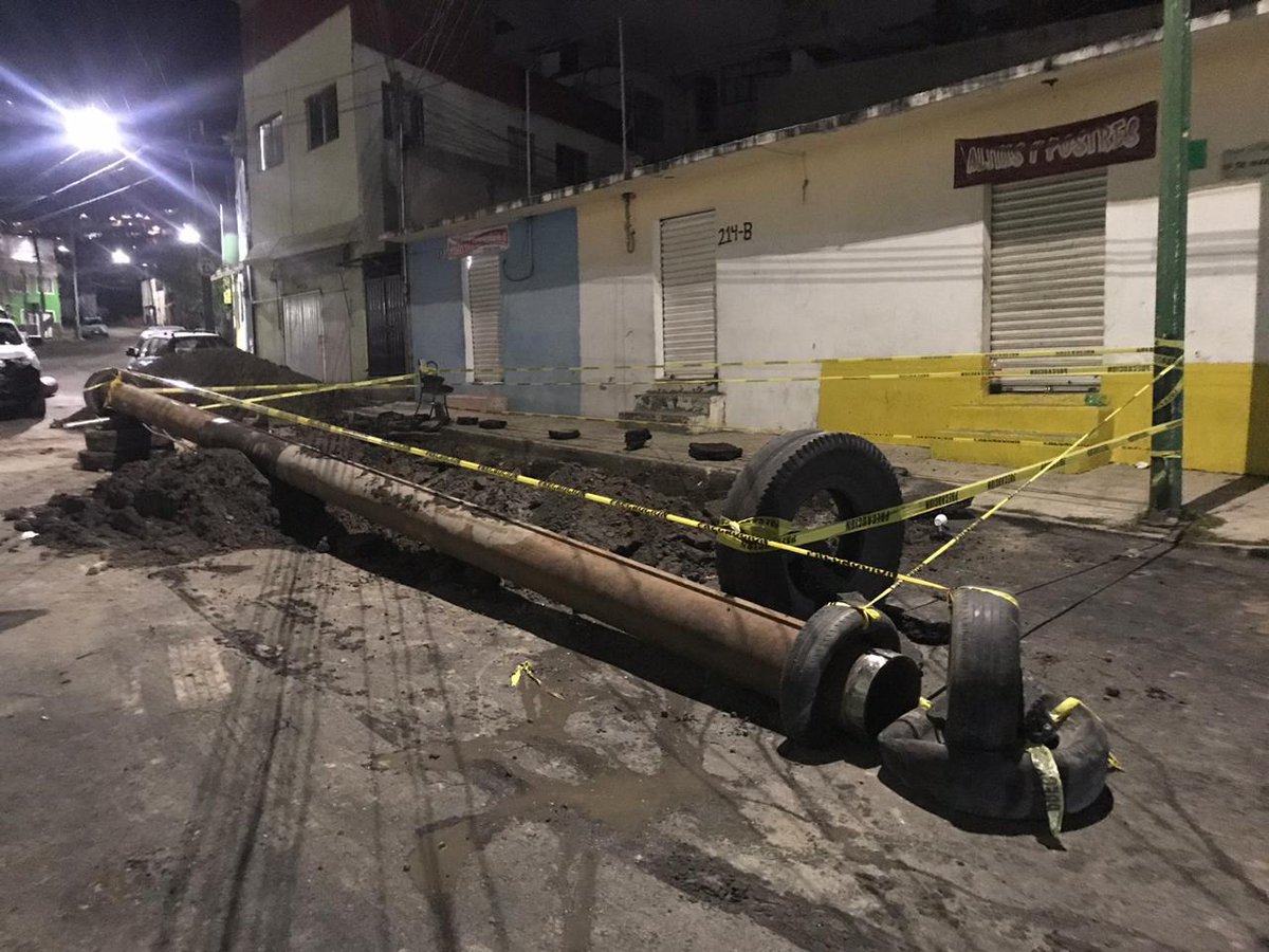 TolucaGob's tweet photo. Después de una intensa jornada de trabajo, brigadas del @OrganismoAyST concluyeron la reparación de la línea general de agua potable en la Colonia Sector Popular con lo que el suministro quedó restablecido en las colonias afectadas.
#OrganismoALaVanguardia
#TolucaCapital https://t.co/ay3TQT2sND