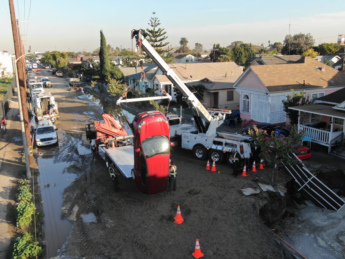 PepeTowing's tweet photo. Bird's eye view of the catch of the day. This was a muddy job but Big Flipper was able to handle without breaking a sweat.
#BigFlipper #pepestow #pepestowing #millerindustries #peterbilt #rotator #heavydutytowing #towlife #losangeles https://t.co/pGD7q0rjrJ