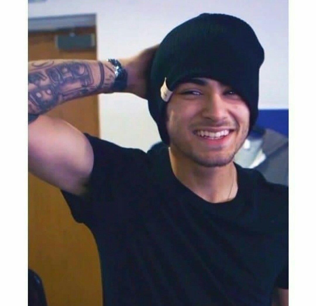 Muskq2's tweet photo. Happy birthday ZAYN:) the things that you do for us melts my heart. I hope you get all the happiness and all the love in the world. You make me happy and help me see the better version of myself. You are SMASHING it love. #HAPPYBIRTHDAYZAYN https://t.co/pFbnDeaeiZ