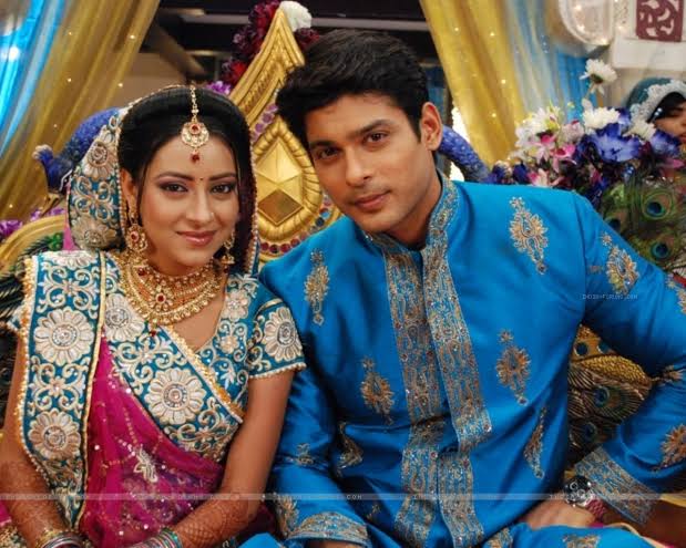 But his life took a Happy leap when he was introduced as "Shiv" in Balika vadhu, the Loving shiv, the supportive, the Docile, the caring, the Family man, the Genuine Shiv! A Typical son..every mother dreams of, a life partner..every woman craves for!  #SidharthShukla 8/n 