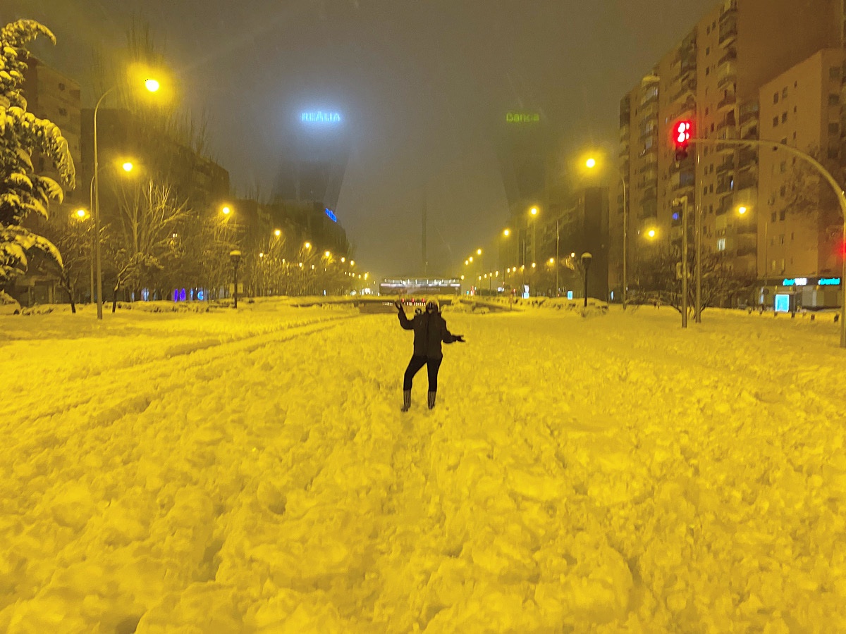 Natal1a_b's tweet photo. ✅Ver cubierta Plaza Castilla de nieve:
👉🏻Mientras paseas por el carril central
👉🏻Sin coches
👉🏻con eco del silencio que hay
👉🏻con mascarilla 
👉🏻con hora de vuelta a casa
¿Qué más nos depara 2021? 🤯
#NieveenMadrid #nievemadrid https://t.co/81worE7ILU