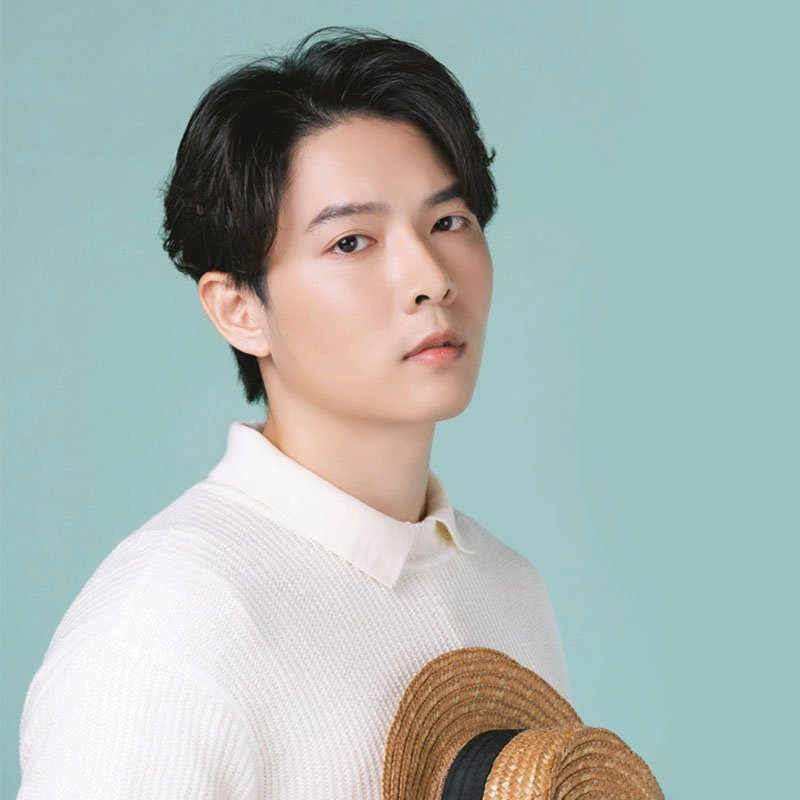 Amp: Phurikulkrit Chusak SakulvibulDay / month / year of birth: 2 November 1989Weight: 65 kg. / Height: 180 cm.Education: Graduate Bachelor degree Faculty of Law Chulalongkorn UniversityInstagram: amp_phuri Twitter: amp_phuri