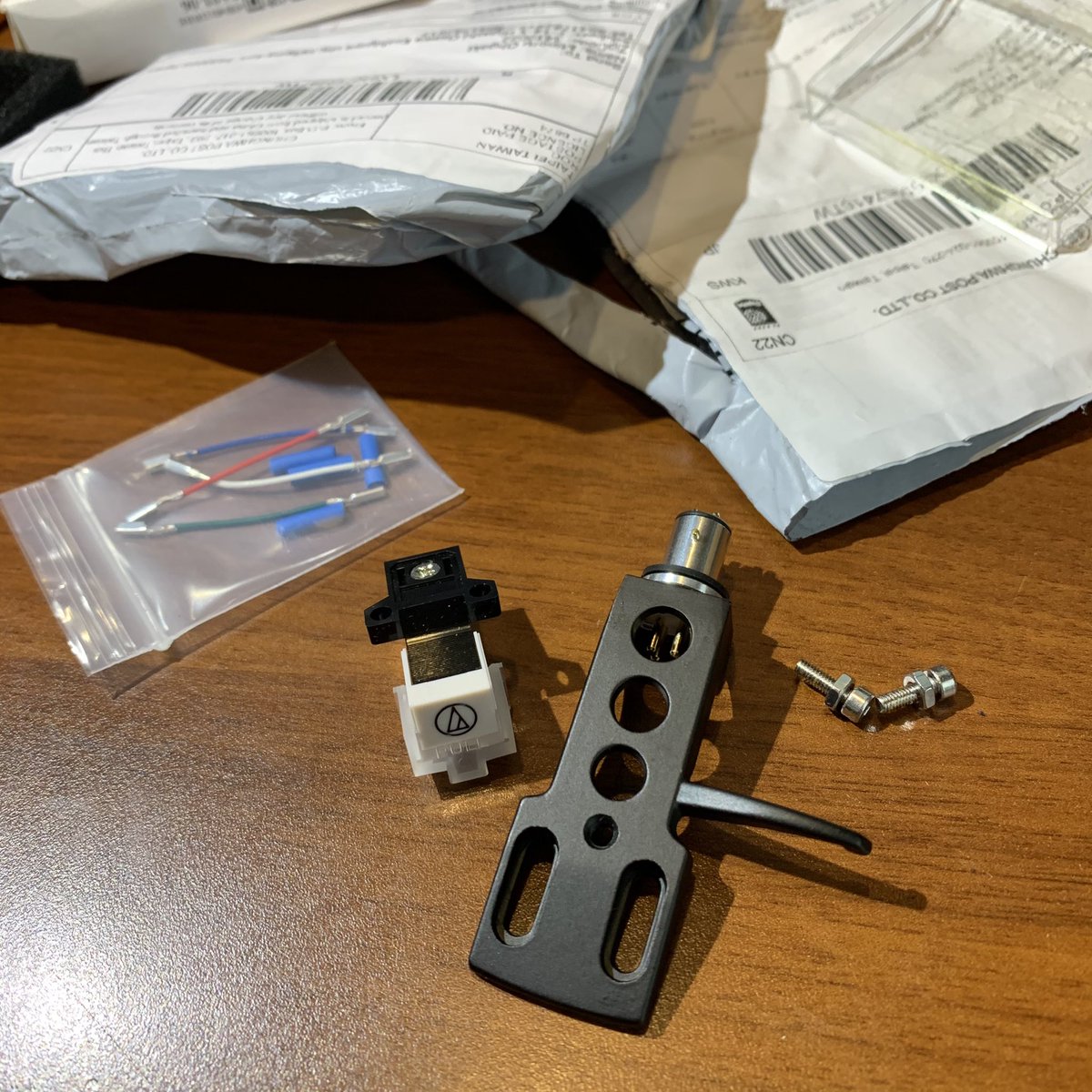 opaminoru's tweet photo. ジャンクレコードの溝掃除用に中国から買ってみたオーテクのロゴ入り謎カートリッジとTechnicsのパチモンヘッドシェル。合わせて約2000円の組み合わせだけど…普通に音が良い。某44系より良いんじゃまいか？工作制度はイマイチだけど普段使いはこれで良いかと。針圧は1.5G。 https://t.co/JmmIqHONKT