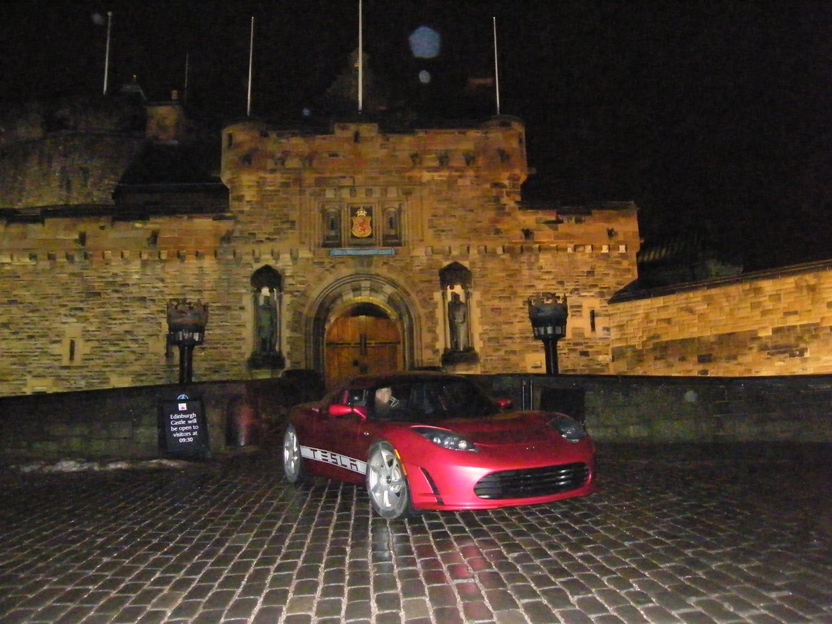 It wasn't long before we ran into thick freezing fog and then snow. We were the only car on the motorway for miles and had to slow down to less than 50 mph for the conditions. We arrived at the outskirts of Edinburgh at 12:30 where  @eLEJOG met us and escorted us to the castle.