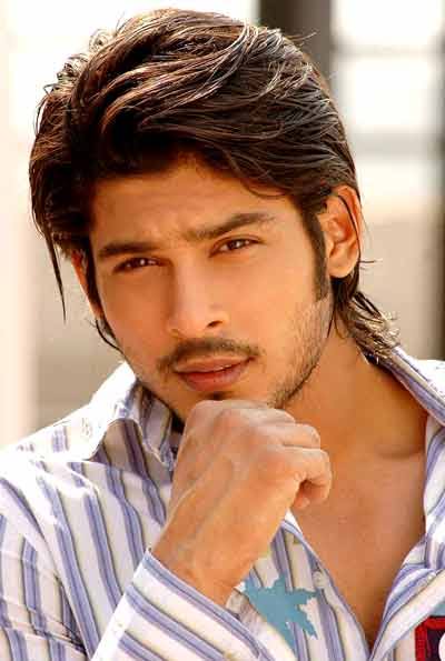 2004 it was! When he first realized his Career path goals..the Gladrags Manhunt Contest, where he bagged the Runner up position! His eyes sparkled in his first title but little that he knew that those eyes would flourish with tears when he lost his biggest strength, his Father!