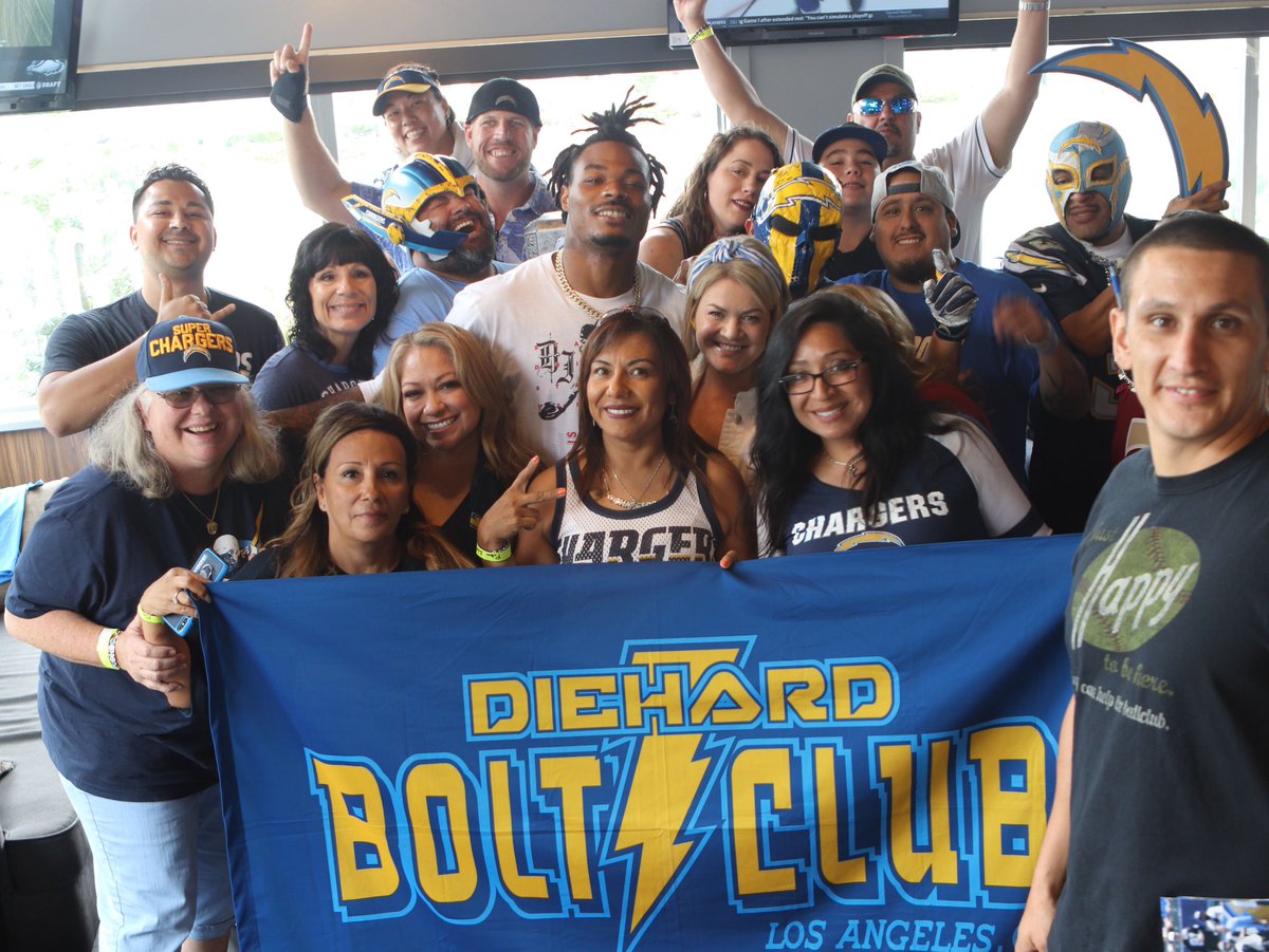 diehardboltclub's tweet photo. Derwin.....⚡️⚡️⚡️
#WPMOYChallenge + Rochell 

#PepsiROY + Justin Herbert https://t.co/Yq03GLJk0I