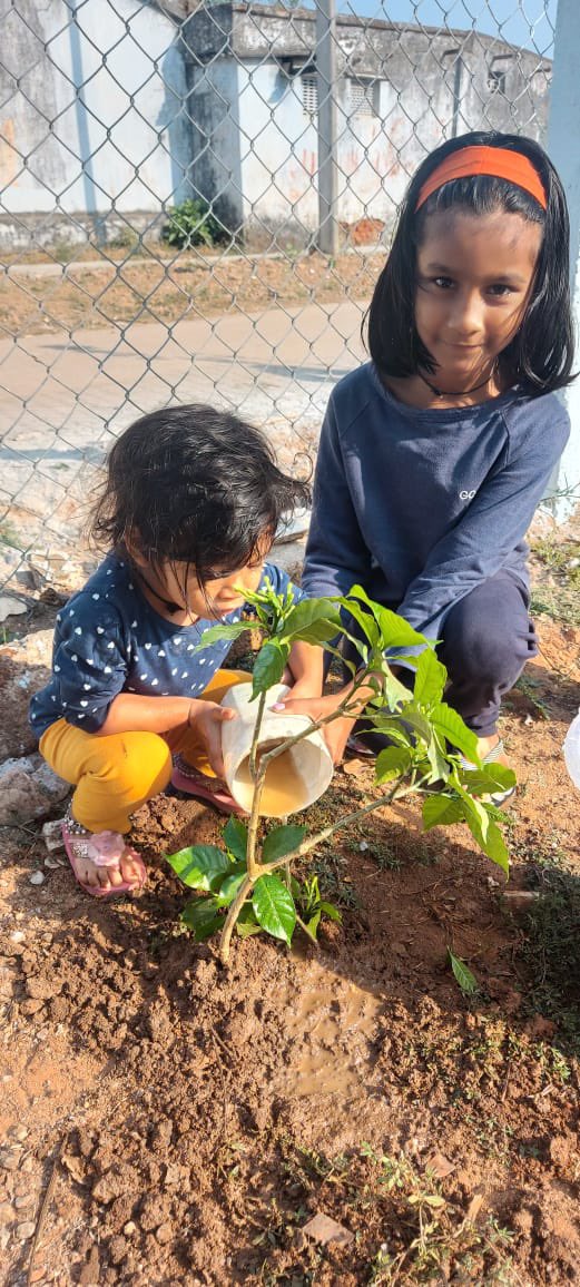 SantoshKumarBRS's tweet photo. These two little angels stole my heart. You made my day. I appreciate their parents for encouraging them to plant the sapling. Look at the joy on the faces. Wow. 👌🥰

#GreenIndiaChallenge 🌱🌱🌱. https://t.co/WzOEOxThaq