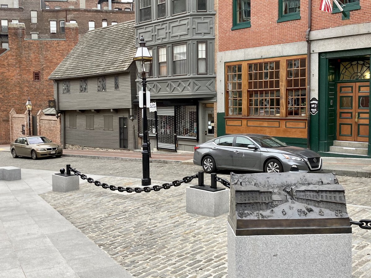 BostonHistory's tweet photo. The Paul Revere House (1680) in the North End of Boston. https://t.co/v1G3YSlhY3 @PaulRevereHouse #Boston #FreedomTrail https://t.co/obq46cRDYW