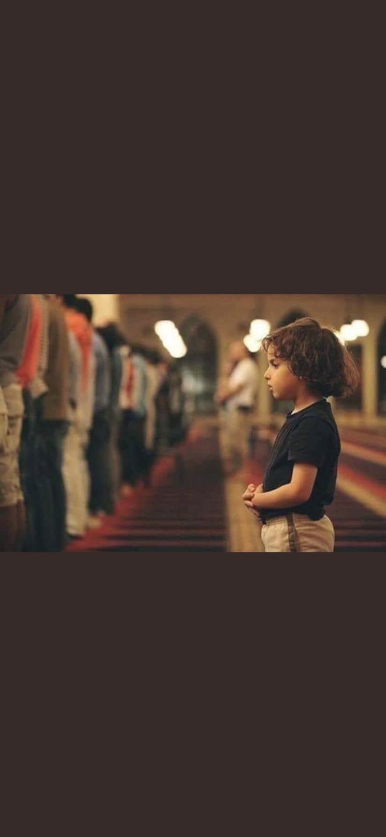 Gördüm ön safta oturmuş nefer esvaplı biri
Dinliyor vecd ile tekrar alınan Tekbîr`i
Ne kadar saf idi sîmâsı bu mü`min neferin!
Kimdi? Bânisi mi, mîmârı mı ulvî eserin?

Yahya Kemal