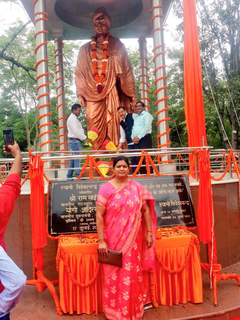 #SwamiVivekananda 
युवाओं के प्रेरणास्त्रोत एवं आध्यात्मिक गुरु
परमपूज्य #स्वामी_विवेकानंद जी की
जयन्ती पर उन्हें कोटि-कोटि नमन।🙏

सभी युवाओं को #राष्ट्रीय_युवा_दिवस की हार्दिक शुभकामनाएँ।🙏
#NationalYouthDay