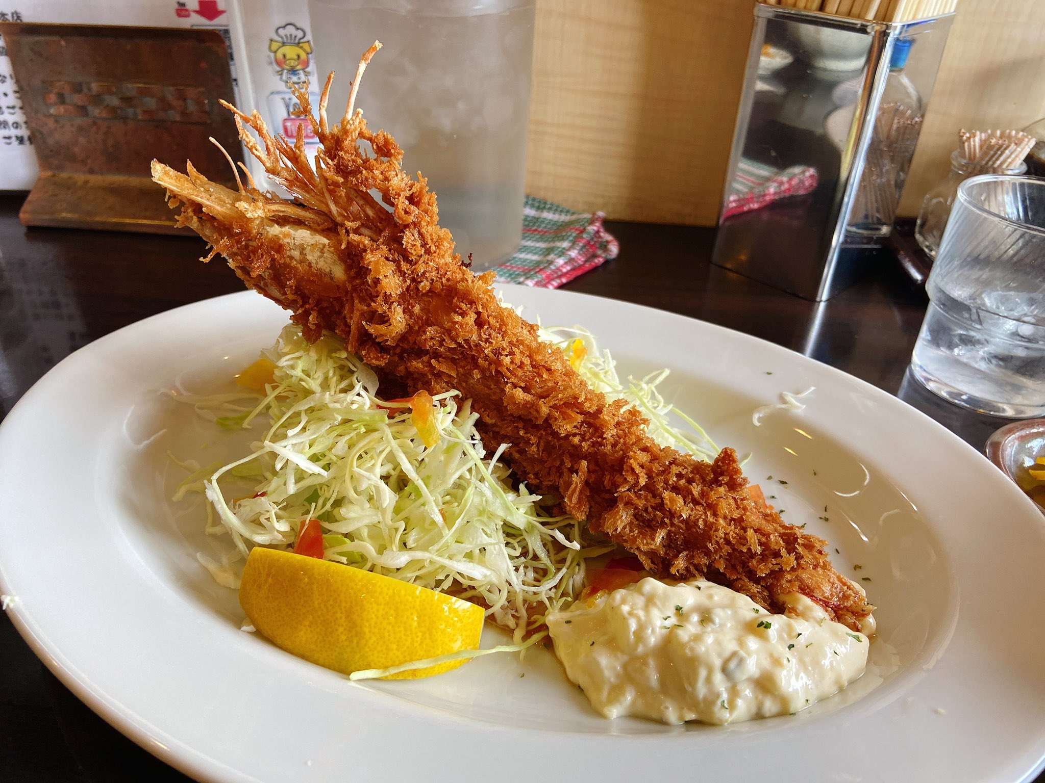 あるさん 東大阪のとんかつひろ喜 エビフライが規格外のデカさで 味も通常のエビより伊勢海老に近く旨味がギュッと凝縮された味 衣もパリパリで揚げ加減も最高 カキフライも滋味が詰まってます とんかつひろ喜 エビフライ 海老フライ T Co