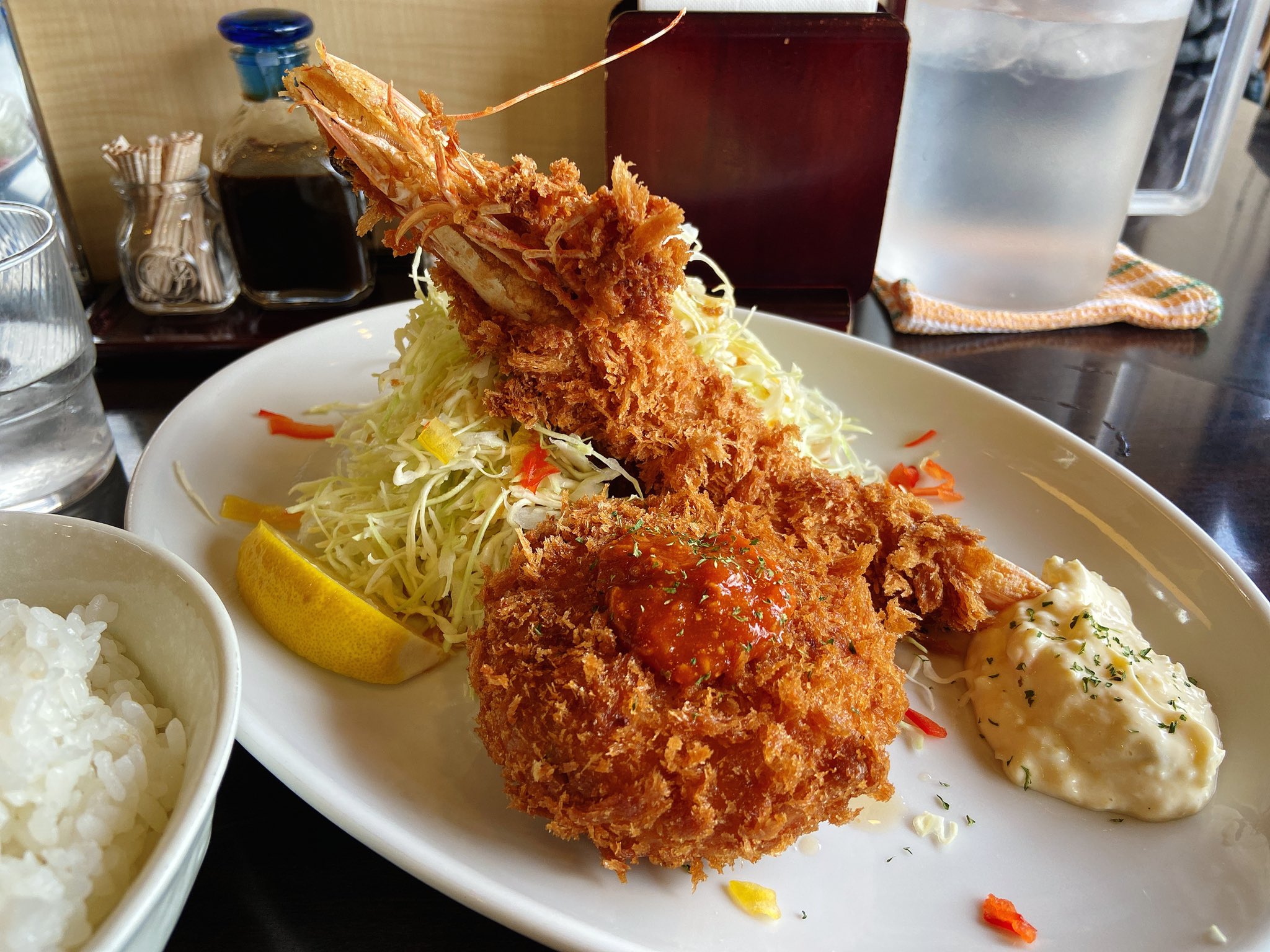 あるさん 東大阪のとんかつひろ喜 エビフライが規格外のデカさで 味も通常のエビより伊勢海老に近く旨味がギュッと凝縮された味 衣もパリパリで揚げ加減も最高 カキフライも滋味が詰まってます とんかつひろ喜 エビフライ 海老フライ T Co