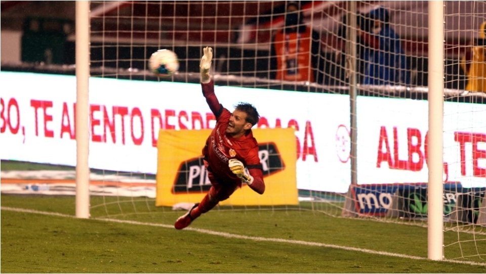 MauricioOrtegaE's tweet photo. #JavierBurrai al atajar 2 penales en la serie de penaltis en la final de vuelta de la #LigaProEc #LigaDeKitu vs. #BarcelonaSC, el #Ídolo se proclamó campeón 2020, logró su 🌟16, y se suma a @CLMoralesB, @panchocevallosv y @MaximoBanguera1 los tapa penales de la @Historia_BSC #BSC https://t.co/wTU50sEzLu