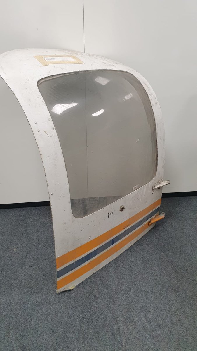 WiltsSpecOps's tweet image. Unusual debris! What appears to be a door from light aircraft, removed from lane one of the M4 near Swindon on Saturday 9th January. If the owner would like to come forward to collect it, please get in touch #insecureload