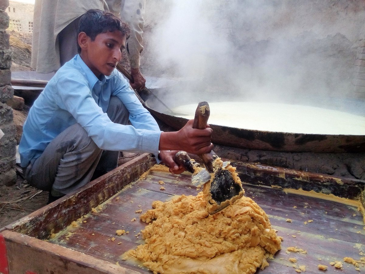 گنڈہ وچ پت نوں رمبی نال گُڈ کے تے گُڑ دیاں پیسیاں کڈھ لینیاں یا فیر تھوڑا سخت کرکے شکربنا لینیਗੰਢ ਵਿੱਚ ਪਤ ਨੁੰ ਰੰਬੀ ਨਾਲ ਗੁੱਡ ਕੇ ਤੇ ਗੁੱੜ ਦਿਆਂ ਪੇਸੀਆਂ ਕੱਢ ਲੇਣਿਆਂ ਯਾ ਫਰ ਥੋੜਾ ਸਖ਼ਤ ਕਰ ਕੇ ਸ਼ੱਕਰ ਬਣਾ ਲੇਣੀ