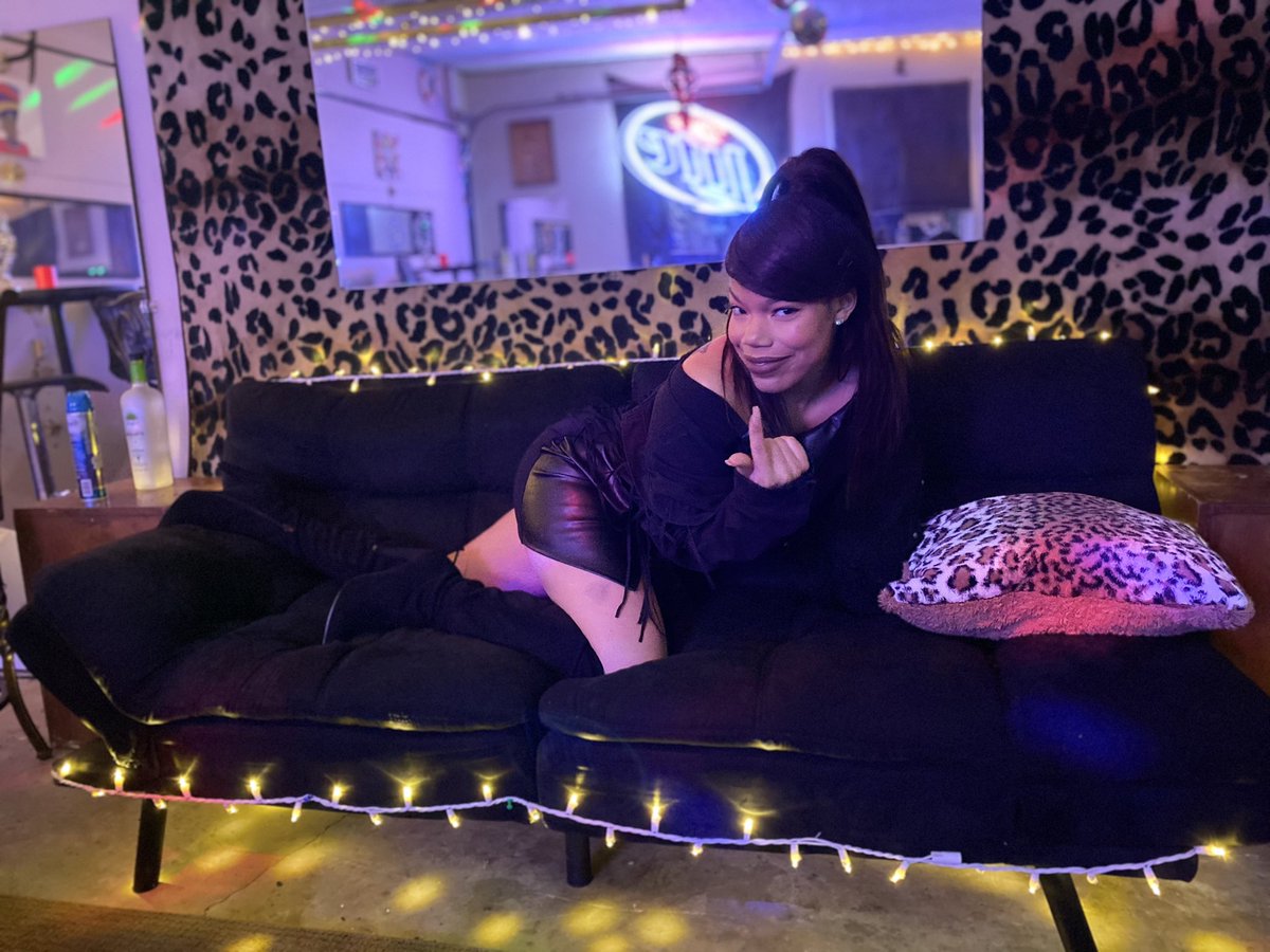 CaPriel_Annissa's tweet photo. My personality is who I am
My attitude depends on you
Don’t get it confused 🖤
#inthecity #atlbound #wocblogger #styledairy #undiscoveredmakeupartist #halfuphalfdownhairstyle #dotherightthing #nonegativityallowed #covidstyle #steppingout #crimsontide #makeupslayer #stylewithme https://t.co/bgXZrLfsT6