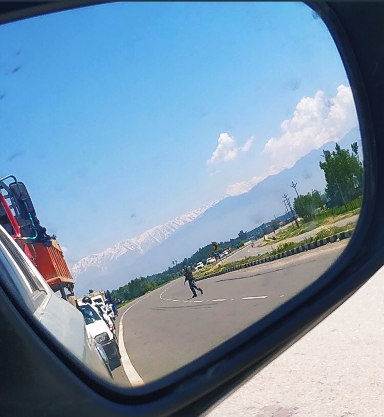 YaminRashid9's tweet photo. Highway humiliation that an average traveller has to face while going to srinagar....😤
#Zulm #Jabr
#HighwayOpression https://t.co/WGhCjcOs54