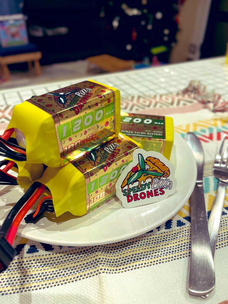 namaikicastle's tweet photo. #speedypizzadrones のバッテリー届いたんだけどかわいいい!!!😍😍🍕🍕 https://t.co/tjTiWq9afZ