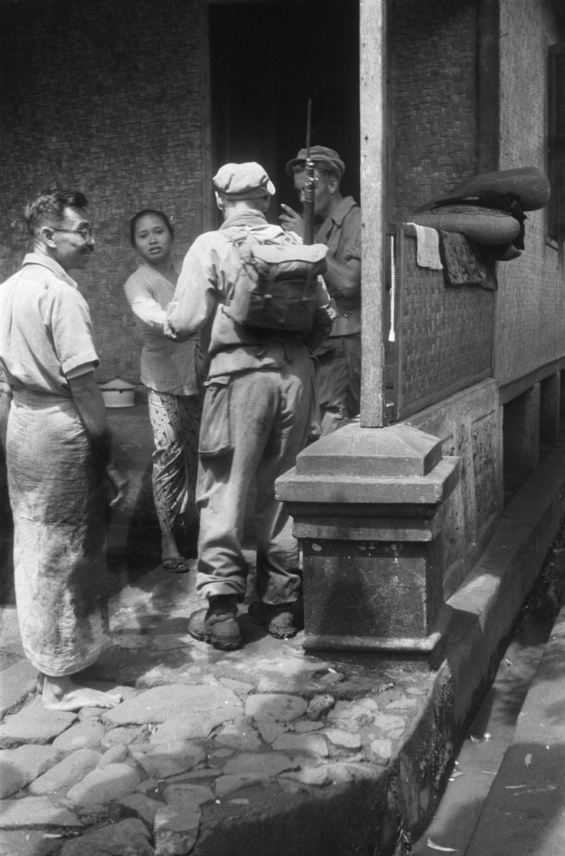 potolawas's tweet photo. Dua tentara Belanda berdiri di beranda sebuah rumah warga, kemungkinan mereka sedang (menggeledah/menginterogasi)?, Garut, sekitar November 1947.
•
📸: Het Nationaal Archief/Exalto
•
#potolawas #potolawasgarut #garutexplore #garut #cibatugarut #garuthits https://t.co/HVkz19TqGD
