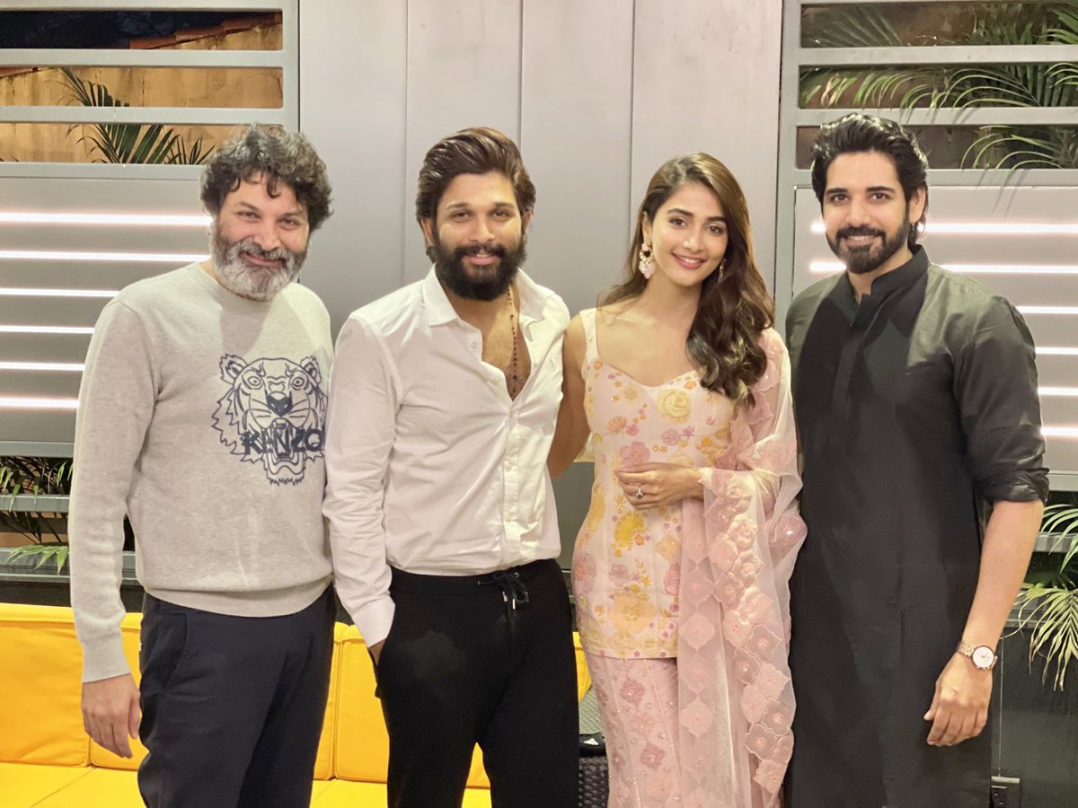 telugufilmnagar's tweet photo. Pictures from #AlaVaikunthapurramuloo Team Reunion Celebrations! โค๏ธ
#1YearforAVPL @alluarjun #Trivikram @hegdepooja @iamSushanthA @MusicThaman https://t.co/oc0nazZE8j
