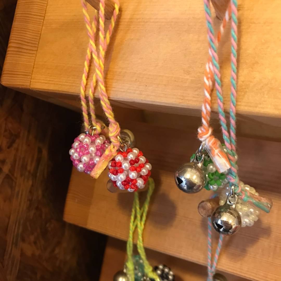 つながれ わっか 障害者ハンドメイド作家委託販売店 つながれわっか です カラフルなビーズボールストラップ 手鞠の様で可愛いですね Minneでも販売開始予定です つながれわっか 障害者ハンドメイド作家 ビーズボール ハンドメイド