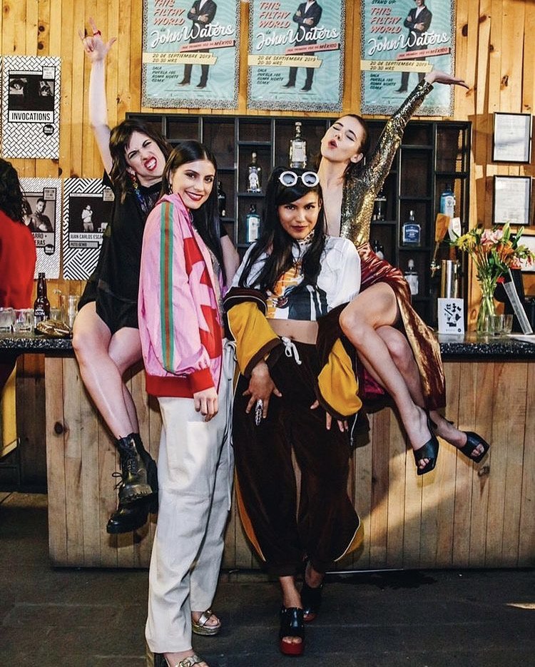 ¡Muchas felicidades a nuestras queridas alumnas <a href="/Tessa_ia/">Tessa Ía</a> y <a href="/barbara_lopez21/">Barbara Lopez</a> por el éxito en los rankings internacionales de la serie Desenfrenadas! Disponible en Netflix.
.
.
#tessaia #barbaralopez #actriz #cantante #desenfrenadas 
.
Foto: @Lucía Uribe