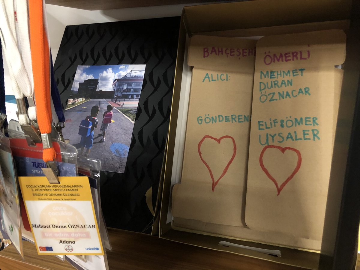 Bugün bir öğretmen olarak en büyük içsel ödülü aldım. Okuma yazmaya geçmiş ve Mehmet Hocaya mektup yazan mini mini birler.
Özenle hazırlanmış el emeği göz nuru bir paket.
Sevgili öğrencilerim Elif ve Ömer !
Kuşlar,tavuklar, kediler, köpekler iyiler.
Biz de sizleri çok özledik.