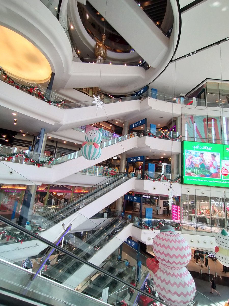 ポイちゃんのパパです リアルタイムup 90日リポート帰りに昼食で立ち寄ったターミナル21 アソーク の雰囲気 蜜感0で久しぶりの回転寿司はうまかったのは言うまでもありません オスカー像が出迎える映画館も蜜感0