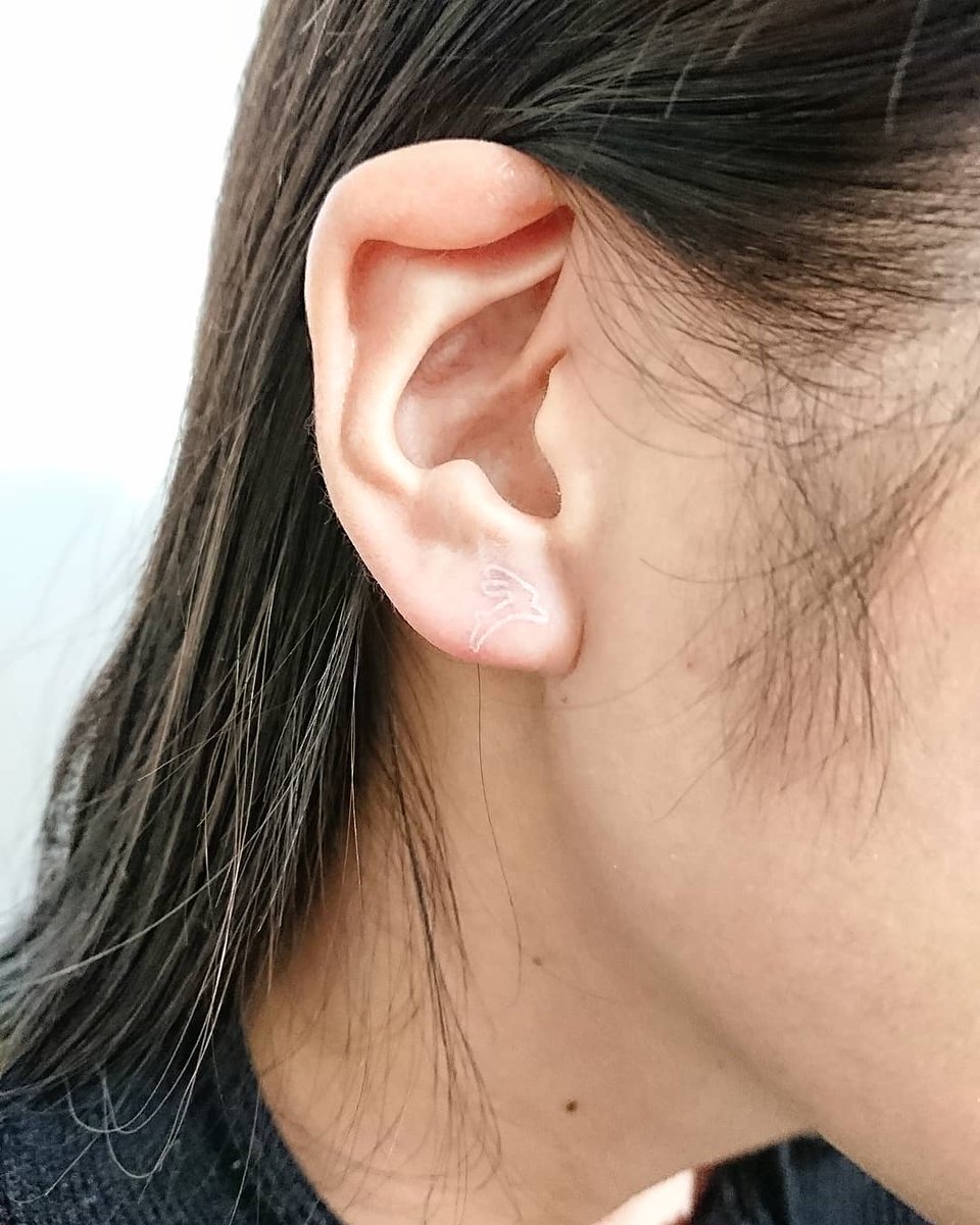 彫礼 うさぎのホワイトタトゥーです 白うさぎ可愛いですね Tattoo タトゥー Whitetattoo ホワイトタトゥー 白タトゥー うさぎタトゥー ミニタトゥー スモールタトゥー ガールタトゥー ガールズタトゥー 女の子タトゥー 耳 タトゥー 耳たぶ