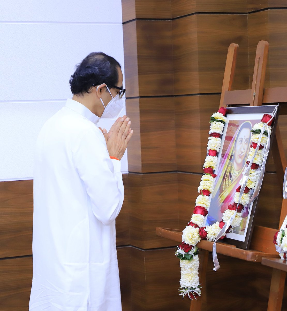 CMOMaharashtra's tweet photo. मुख्यमंत्री उद्धव बाळासाहेब ठाकरे यांनी आज राजमाता जिजाऊ माँसाहेब यांना जयंतीनिमित्त पुष्पहार अर्पण करून विनम्र अभिवादन केले. https://t.co/NM2mKmeLZJ
