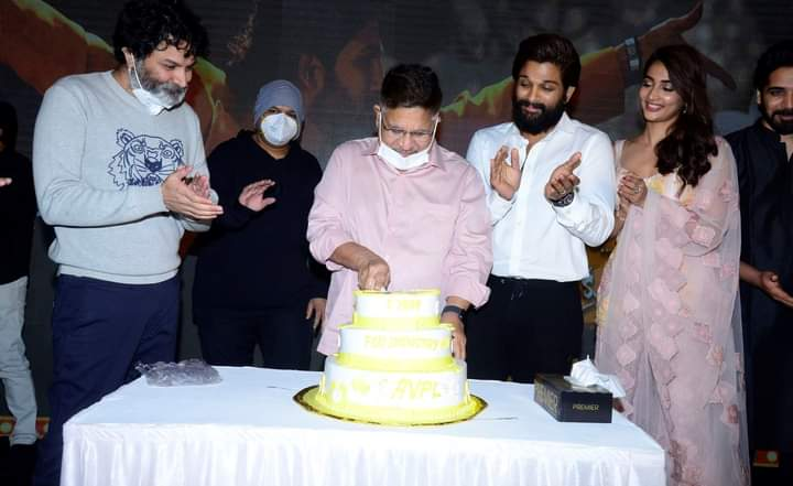 SuryanFM's tweet photo. #AlaVaikunthapurramuloo Family Meets on #1yearforavpl #Celebration 😍😍💥

@alluarjun @hegdepooja @trivikramIn 
@iamSushanthA @MusicThaman 

#AVPLTrendOnJan11th #AVPL #AVPLReunionBash 
#AVPLTrendDay #AVPLTrendToday #1YearForNonBBIHAVPL 
#AlluArjun 

#SuryanFM @SuryanFM https://t.co/cM7tvXUmGN
