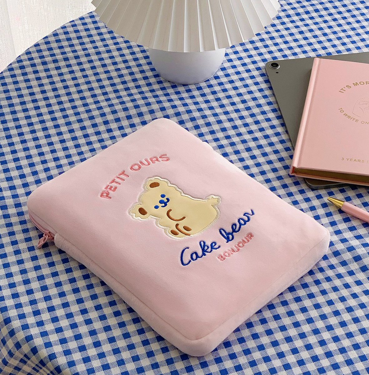 bibishop90s's tweet photo. กระเป๋าใ่ส่ไอแพด ลายน้อนหมี Cake bear 🧸
💕ใส่ ipad ได้ถึง 11 นิ้ว มีสี ขาว ชมพู ดำ น่ารักมั่กกก
—— 250฿ รวมส่ง
🌴 สั่งทาง DM, ใต้โพส มัดจำได้
*ปิดรอบพรีทุกวันอาทิตย์
#กระเป๋าใส่ไอแพด #เคสไอแพด #bentoy #ส่งต่อ #ถูกและดี #ตลาดนัดtreasure #ตลาดนัดnct #ตลาดนัดwayv https://t.co/NBT0b5iQlc
