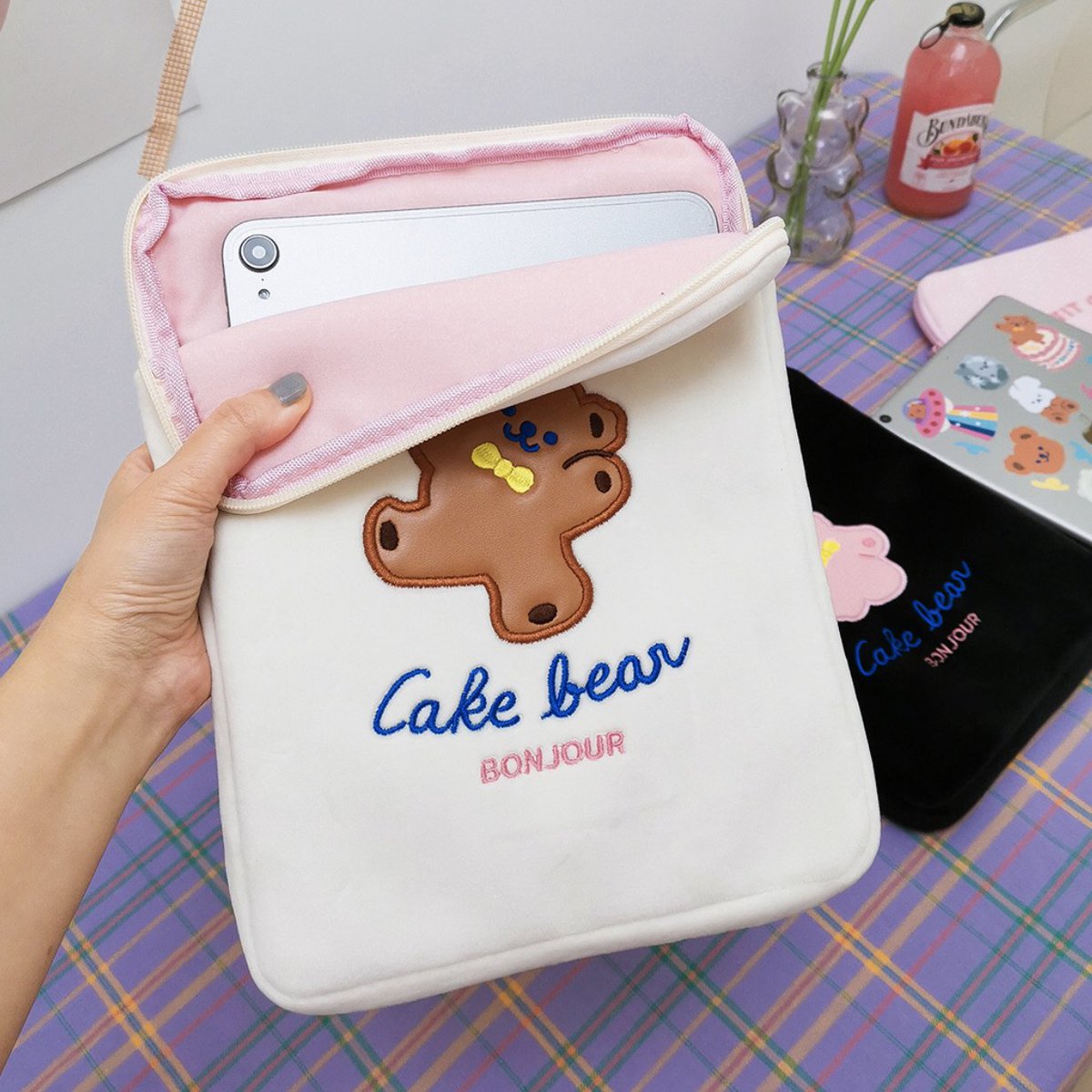 bibishop90s's tweet photo. กระเป๋าใ่ส่ไอแพด ลายน้อนหมี Cake bear 🧸
💕ใส่ ipad ได้ถึง 11 นิ้ว มีสี ขาว ชมพู ดำ น่ารักมั่กกก
—— 250฿ รวมส่ง
🌴 สั่งทาง DM, ใต้โพส มัดจำได้
*ปิดรอบพรีทุกวันอาทิตย์
#กระเป๋าใส่ไอแพด #เคสไอแพด #bentoy #ส่งต่อ #ถูกและดี #ตลาดนัดtreasure #ตลาดนัดnct #ตลาดนัดwayv https://t.co/NBT0b5iQlc
