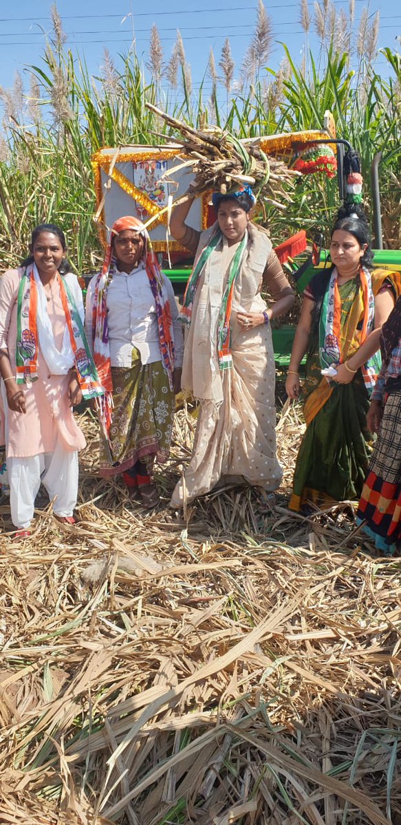 KarnatakaPMC's tweet photo. "ಮಹಿಳಾ ಕಾಂಗ್ರೆಸ್ ನಡಿಗೆ ಅನ್ನದಾತರ ಕಡೆಗೆ"ಎಂಬ ವಿಶೇಷ ಕಾರ್ಯಕ್ರಮದ ಅಡಿಯಲ್ಲಿ ರೈತ ಕಾಯಿದೆ ವಿರುದ್ಧ ವಿನೂತನವಾದ ಪ್ರತಿಭಟನೆಯನ್ನು @KarnatakaPMC ಅಧ್ಯಕ್ಷರಾದ @DrPushpaAmarnat ರವರ ಉಪಸ್ಥಿತಿಯಲ್ಲಿ ಬಿಜಾಪುರ ಮಹಿಳಾ ಕಾಂಗ್ರೆಸ್ ವತಿಯಿಂದ ರೈತರ ಜಮೀನಿನಲ್ಲಿ ಶ್ರಮದಾನ ಮಾಡುವ ಮೂಲಕ ಪ್ರತಿಭಟನೆ ಮಾಡಲಾಯಿತು.
#formarprotest https://t.co/IhPjg4eY2U