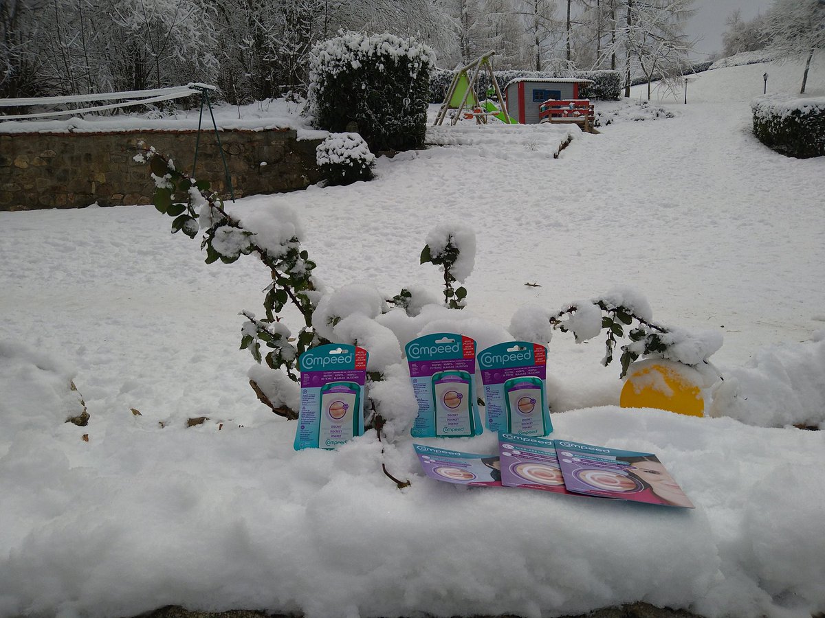 malou63590's tweet photo. Sous la neige je reçoit ce petit colis merci #prenezlecontrole #compeed @copeed_fr @sampleo https://t.co/Q0fjF0gpJu
