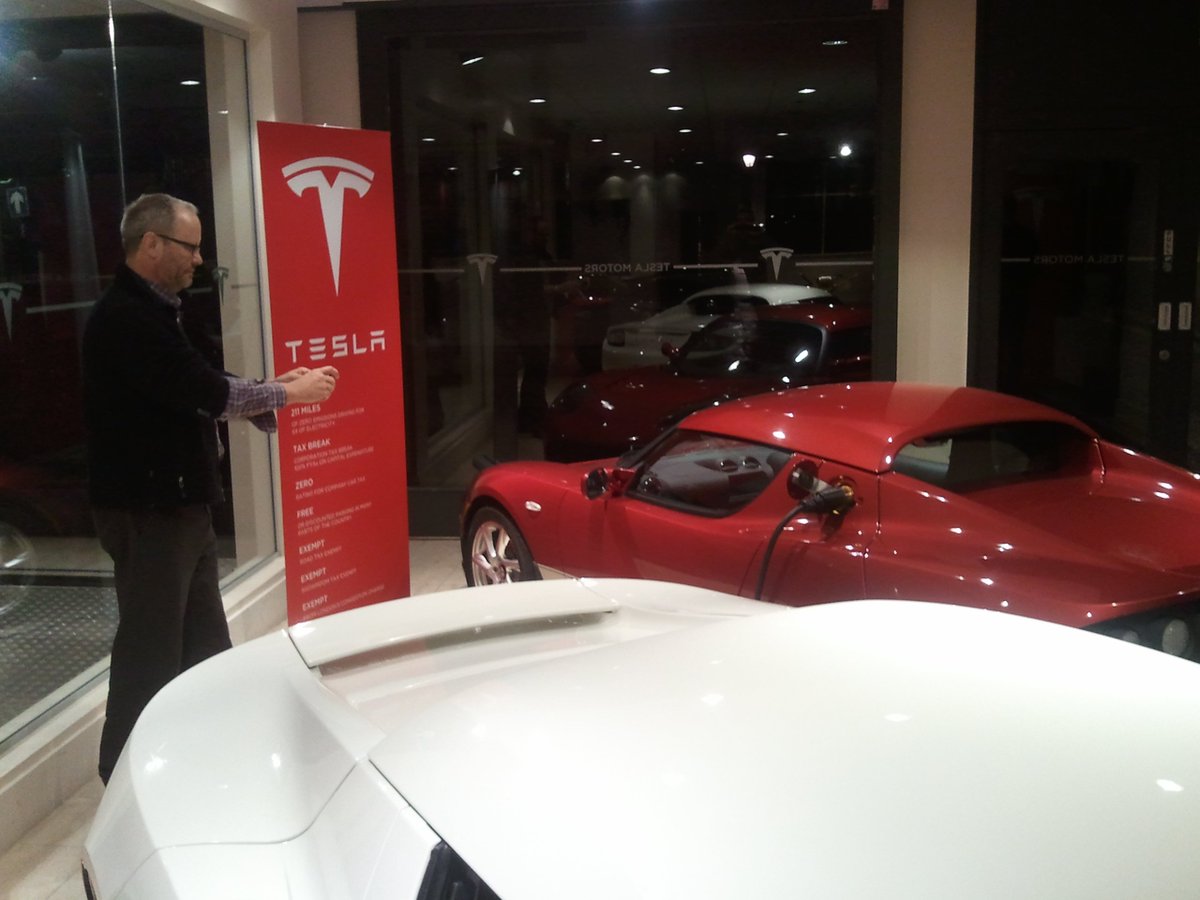 10 years ago today was one of the more surreal days I've had. After staying over in London (the only freebie from Tesla in this story), we arrived at the  @Tesla London store at 5:45 to find  @bobbyllew and a red Roadster charged and ready to go.