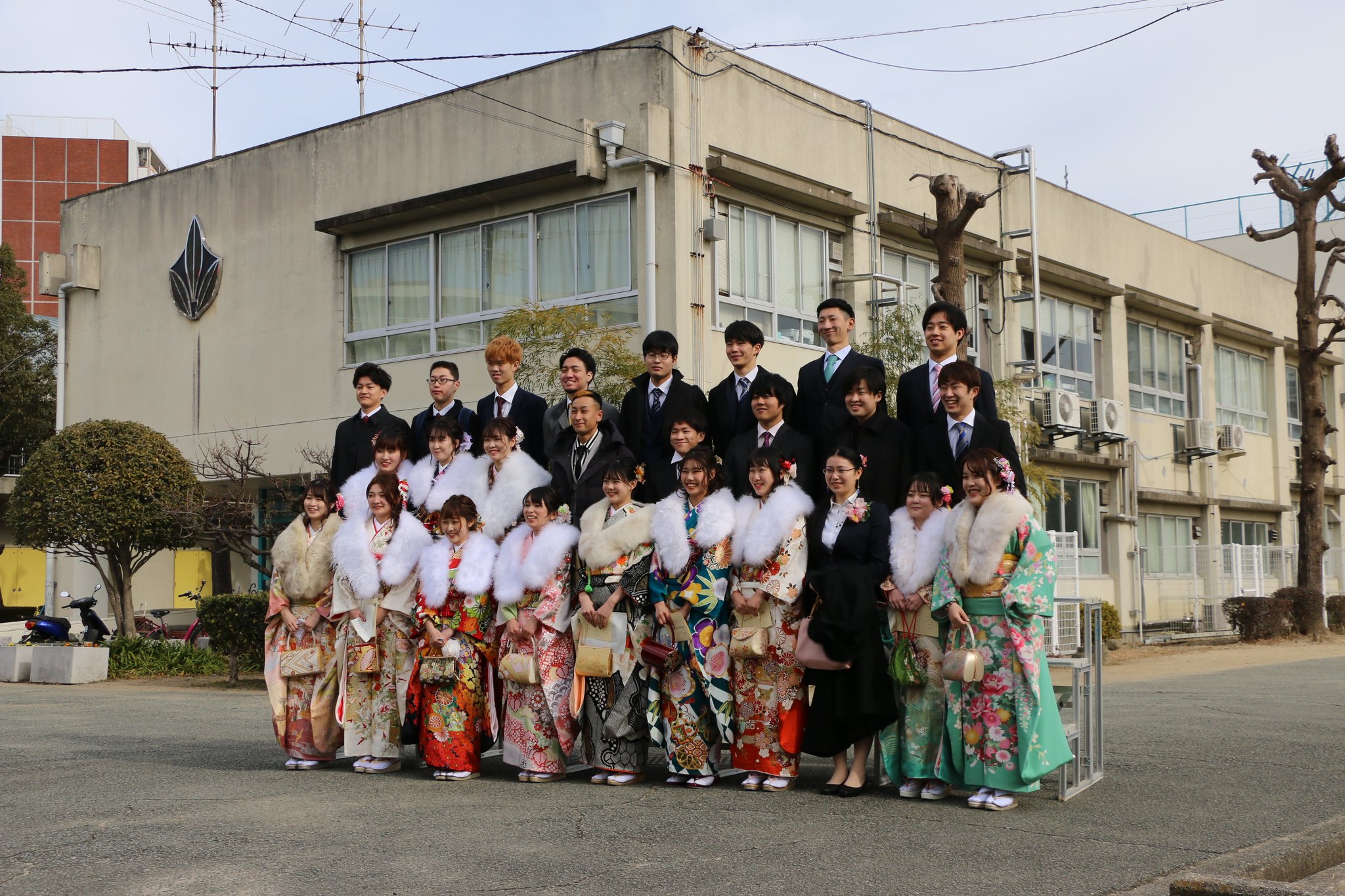 豊中市公式広報ツイッター 1月11日に成人式記念式典を開催しました 今年度は新型コロナウイルス感染防止対策のため 市立文化芸術センターと市内17カ所の市立中学校で分散開催し 式典の様子をライブ配信しました 新成人