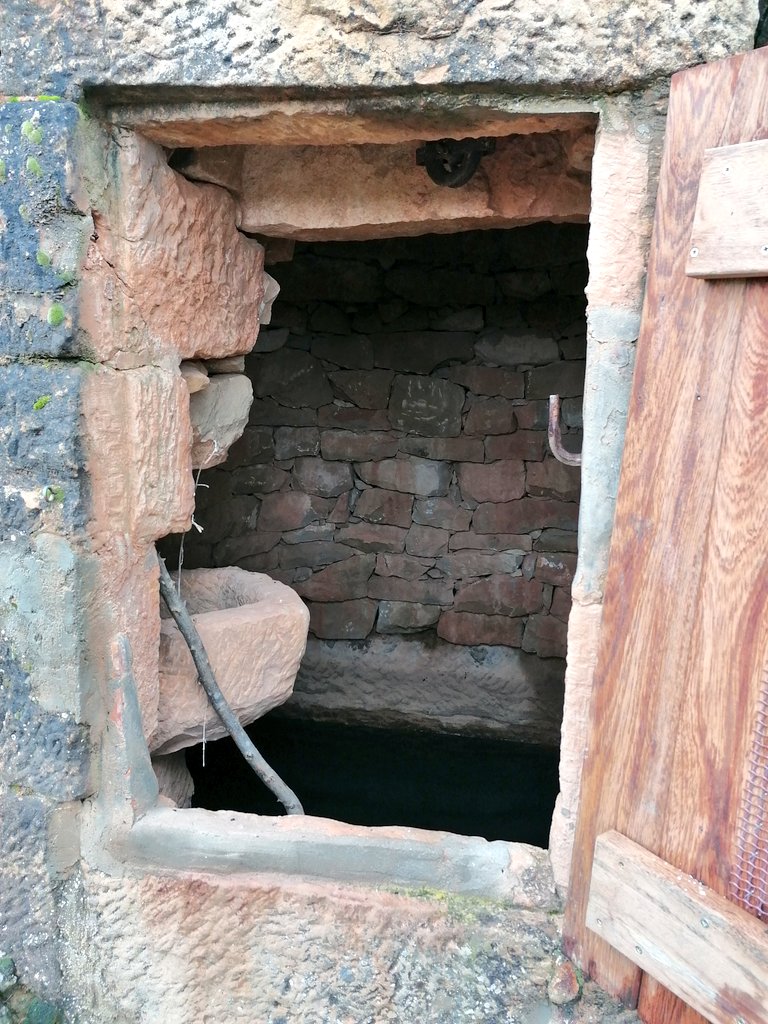 La cadolla és un dipòsit excavat a la pedra que servia per recollir l'aigua de pluja. Una reguera la derivava a l'aljub.

L'oliva els tenia setmanes al tros, dormint i menjant a les cabanes de pedra; els calia aigua.

Al <a href="/CIPSTorrebesses/">Centre d'Interpretació de la Pedra Seca</a> expliquen molt bé tot aquest patrimoni.