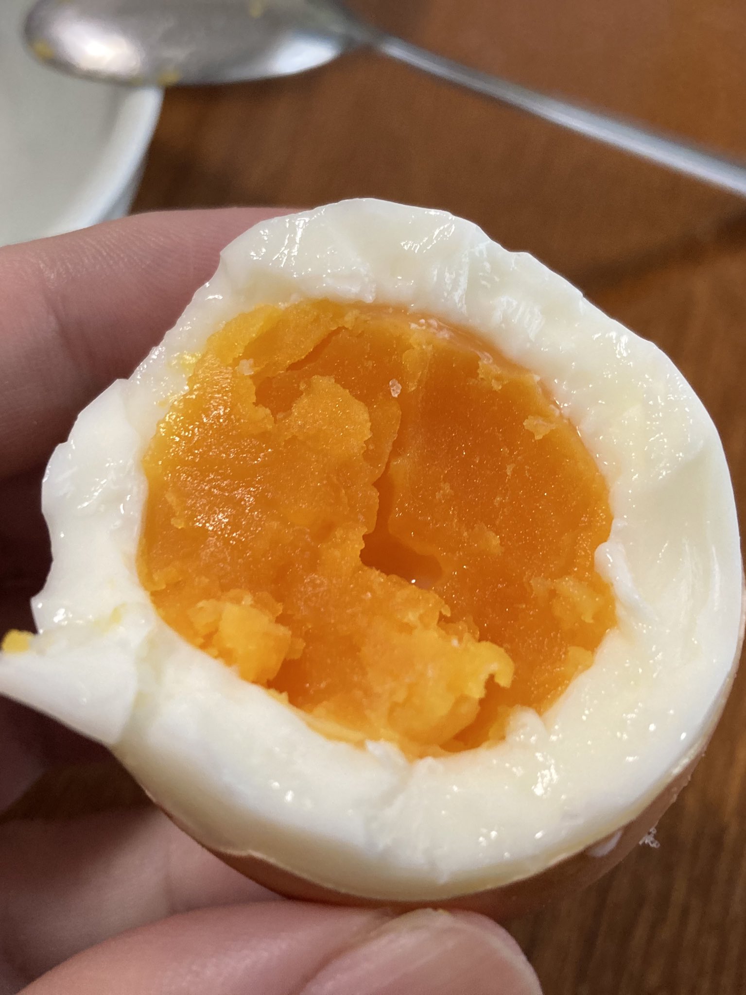 七井コム斎 めちゃくちゃ美味しいゆで卵 の作り方をほぼ偶然見つけた 沸騰した瞬間に火を止めお湯が冷めるまで放置するそれだけ 完全に固まっているのに黄身がねっとりして黄金に輝き何故かコクがでる ゆで卵特有の臭いも半熟卵の黄身の生臭さもない 七井コム斎 めちゃくちゃ美味しいゆで卵 の作り方をほぼ偶然見つけた 沸騰した瞬間に火を止めお湯が冷めるまで放置するそれだけ 完全に固まっているのに黄身がねっとりして黄金に輝き何故かコクがでる ゆで卵特有の臭いも半熟卵の黄身の生臭さもない