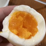 偶然見つけた。めちゃくちゃ美味しい卵ゆで卵を作るなら、「沸騰した瞬間に火を止めお湯が冷めるまで放置する」。それだけ。