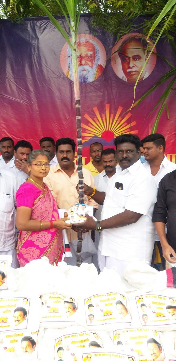 KMurugaprakash's tweet photo. கழகத் தலைவர் @mkstalin ஆணைக்கிணங்க இளைஞர்களின் நம்பிக்கை நட்சத்திரம் @Udhaystalin  அறிவுறுத்தலின்படி
இன்று சேலம்( கி) மாவட்ட  வீரபாண்டி ஒன்றியம் ஆட்டையாம்பட்டி  பேரூர் செயலாளர் க.முருகபிரகாஷ் அவர்கள்  200க்கு மேற்பட்ட கழக முன்னோடிகளுக்கு பொங்கல் பரிசு வழங்கிய போது,,, https://t.co/Gpl6beUaRC