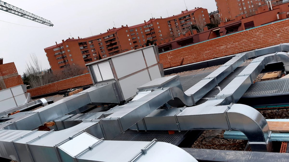 ☑️ Continua el montaje de los conductos del sistema de extracción y ventilación para el proyecto de la residencia Hidalgos de España en 📍Tres Cantos (Madrid).
#TrabajandoJuntos